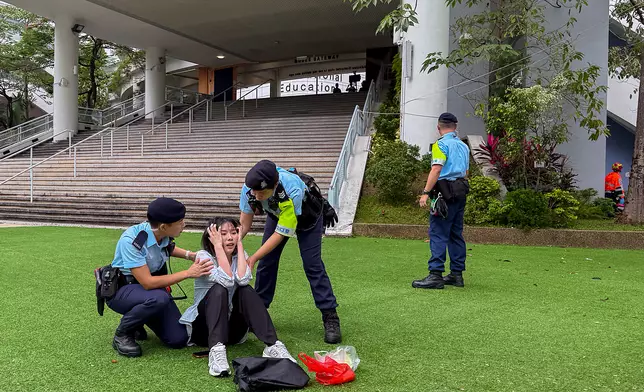 新界南總區機動部隊人員安撫受影響家屬。