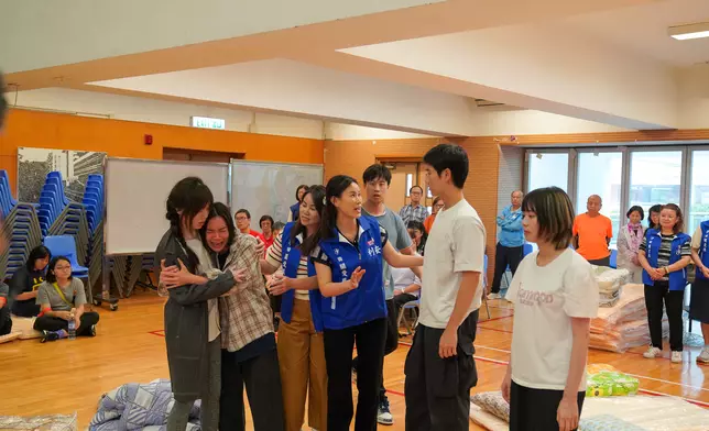 關愛隊人員關顧受影響人士的需要。