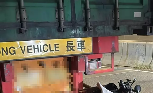 司機一度被電單車壓着。網上圖片