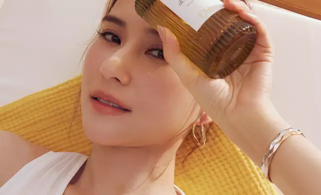 「最美千金」何超蓮與「最美星二代」任晴佳（Ella）率先試用全新Chloé 香水系列。