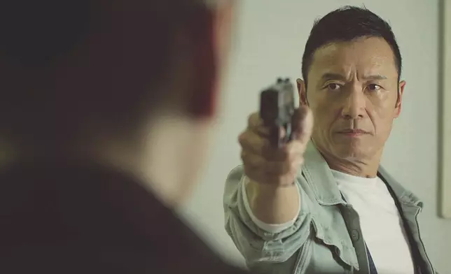 槍指姜大衛的大宇與三哥對峙，劇力萬鈞。