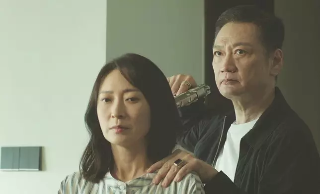 大宇挾持周家怡，滿口歪理的表情相當可憎。