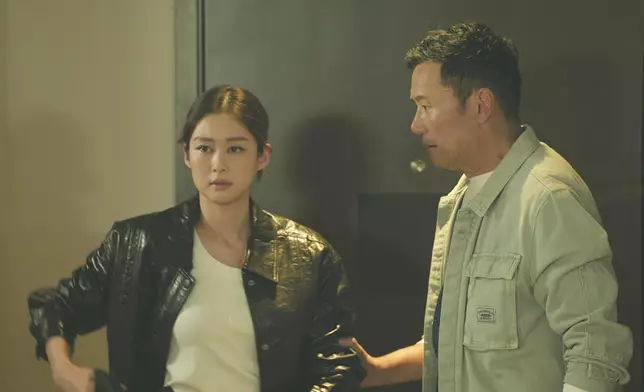 岑麗香與三哥一齊用手指扮槍，命令大宇棄械投降。