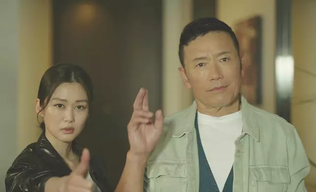 岑麗香與三哥一齊用手指扮槍，命令大宇棄械投降。