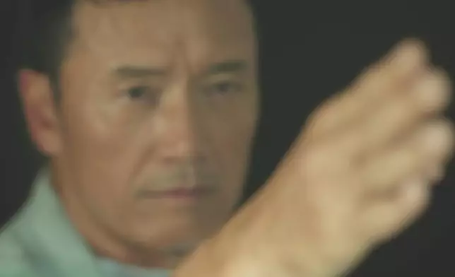岑麗香與三哥一齊用手指扮槍，命令大宇棄械投降。