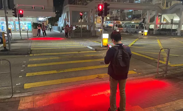 運輸署已在全港各區超過100個行人過路黑點或過往較多行人意外的路口，安裝了投射紅光輔助裝置。運輸署圖片