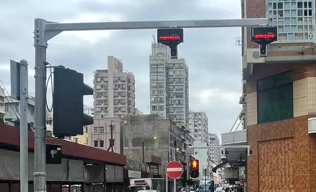 運輸署已在全港各區超過100個行人過路黑點或過往較多行人意外的路口，安裝了投射紅光輔助裝置。運輸署圖片