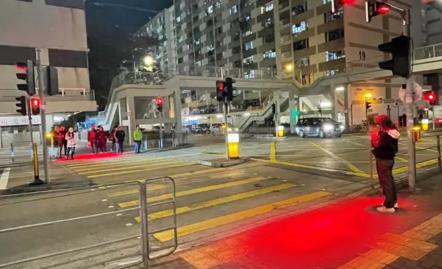 運輸署已在全港各區超過100個行人過路黑點或過往較多行人意外的路口，安裝了投射紅光輔助裝置。運輸署圖片