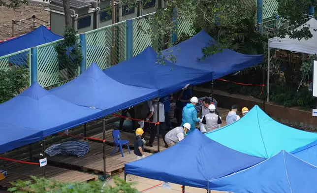 宏福苑宏志閣居民返回單位執拾。巴士的報記者攝