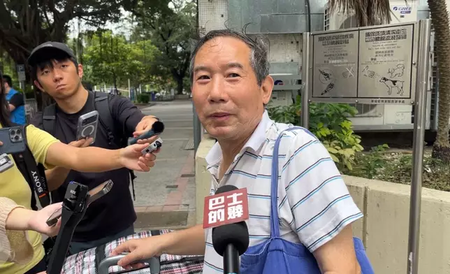 宏福苑宏志閣居民返回單位執拾，圖為宏志閣10樓奉先生。巴士的報記者攝