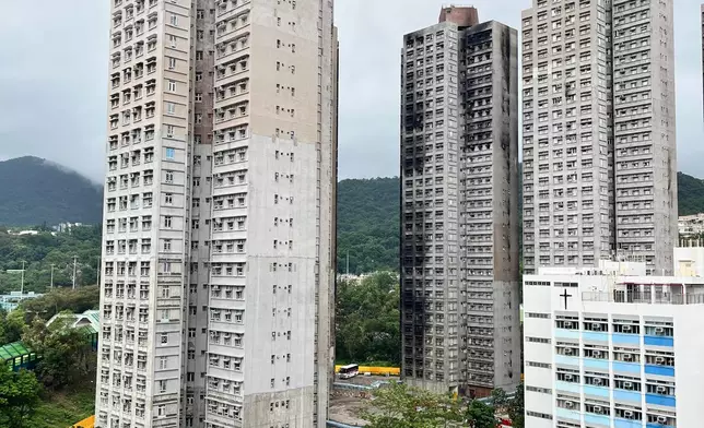 宏福苑宏志閣居民返回單位執拾。巴士的報記者攝