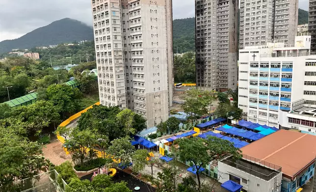 宏福苑宏志閣居民返回單位執拾。巴士的報記者攝