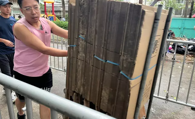 宏福苑宏志閣居民返回單位執拾。巴士的報記者攝