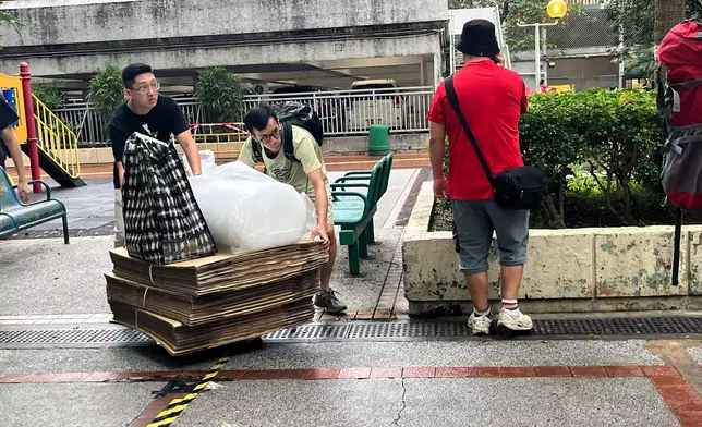 宏福苑宏志閣居民返回單位執拾。巴士的報記者攝