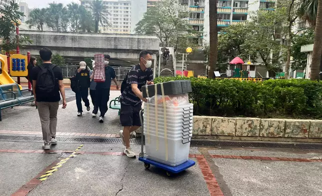 宏福苑宏志閣居民返回單位執拾。巴士的報記者攝