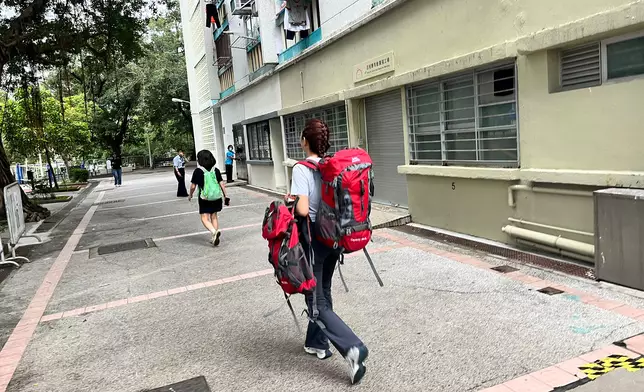 宏福苑宏志閣居民返回單位執拾。巴士的報記者攝