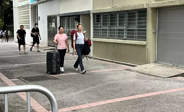 宏福苑宏志閣居民返回單位執拾。巴士的報記者攝
