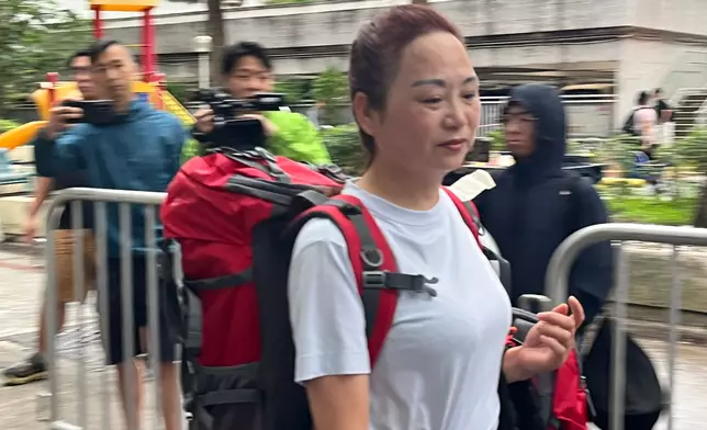 宏福苑宏志閣居民返回單位執拾，圖為宏福苑宏志閣25樓居民袁小姐。巴士的報記者攝