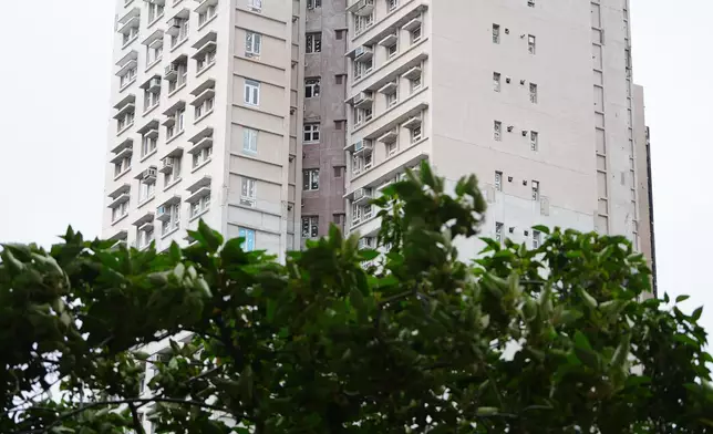 宏福苑宏志閣居民返回單位執拾。巴士的報記者攝