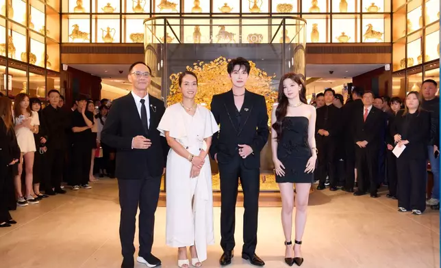 (左至右) 周大福珠寶集團董事總經理黃紹基先生、周大福珠寶集團副主席鄭志雯女士、周大福全球品牌代言人楊洋、韓國女團Red Velvet成員SEULGI。