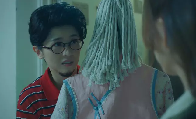 「馬尾鬢辮少女Look」vs「黐鬚反串造型」反差勁大兼極有喜感。