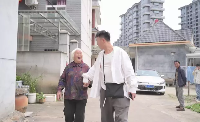 每次比賽完畢，小雷都搭火車返家鄉探望嫲嫲。