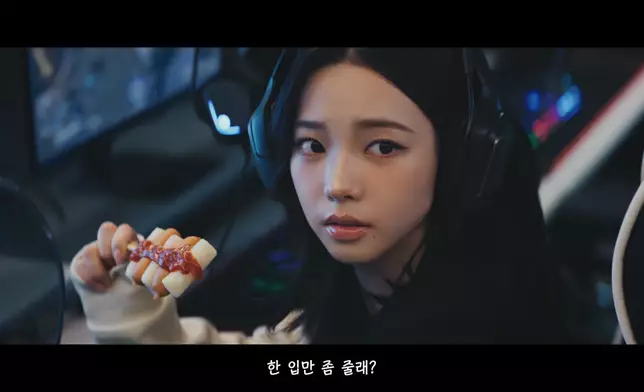 Karina和Faker在多個不同場景偶遇。影片截圖