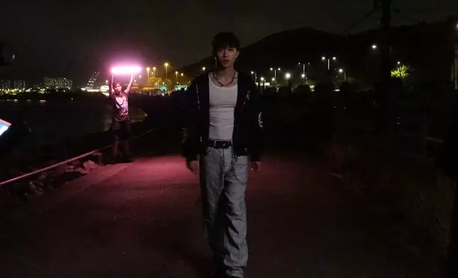 《造星VI》冠軍TELLER出道僅3個月，極速推出第二首派台作品《溺愛》，由他親自填詞並與造星兄弟Harry Kwan聯手作曲，更邀得JC（陳詠桐）獻聲，監製蘇道哲。