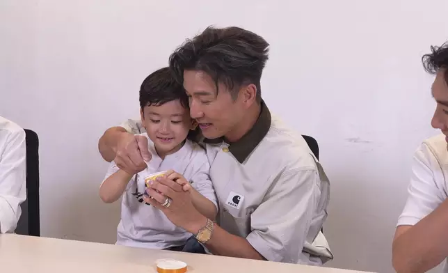山聰湊小朋友相當細心，絕對係一個好爸爸。
