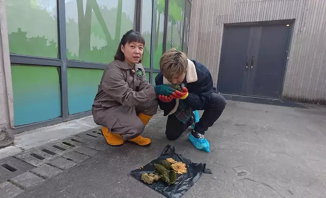 Jarvis真係好投入咁聞大熊貓嘅便便。
