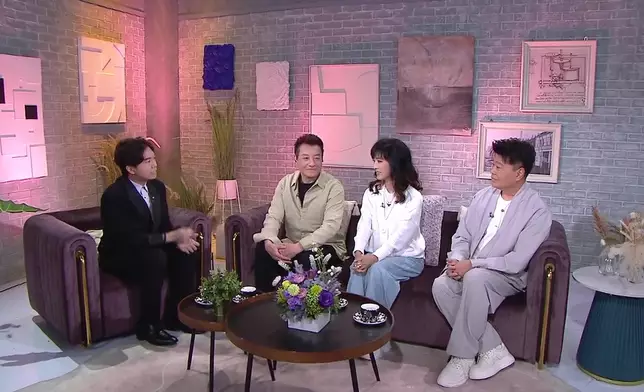 大家言談甚歡。
