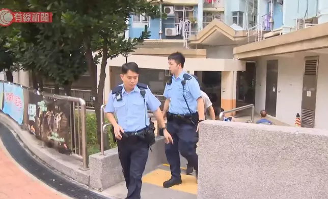 富昌邨富盈樓揭發女兒伴母屍悲劇，警員到場調查。有線新聞影片截圖