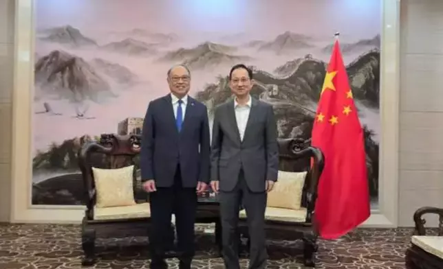 林大輝（左）率團拜訪中國駐越南使館代辦王群（右）。理工大學圖片