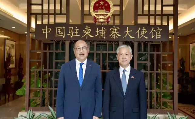 林大輝（左）與中國駐柬埔寨大使汪文斌（右）會面。理工大學圖片