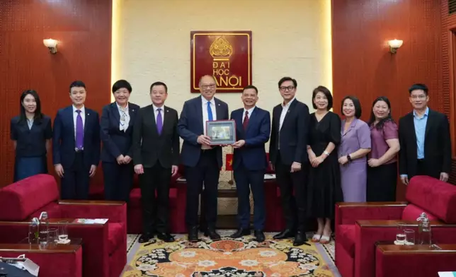 林大輝（左五）率團到訪越南河內大學。理工大學圖片