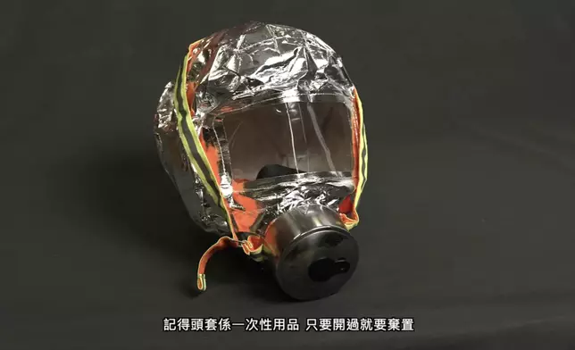 消防處在短片中邀請鄭太親述逃生經過，並藉此提醒市民，家中配備防煙頭套及掌握基本防災知識。消防處影片截圖