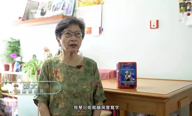 消防處在短片中邀請鄭太親述逃生經過，並藉此提醒市民，家中配備防煙頭套及掌握基本防災知識。消防處影片截圖