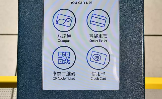 港鐵近期已完成更換超過2000部入閘機，以配合新的電子支付方式，讓乘客出入閘更為便捷。港鐵圖片