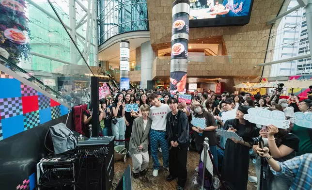 曾傲棐日前於旺角朗豪坊通天廣場進行LunchTime busking。