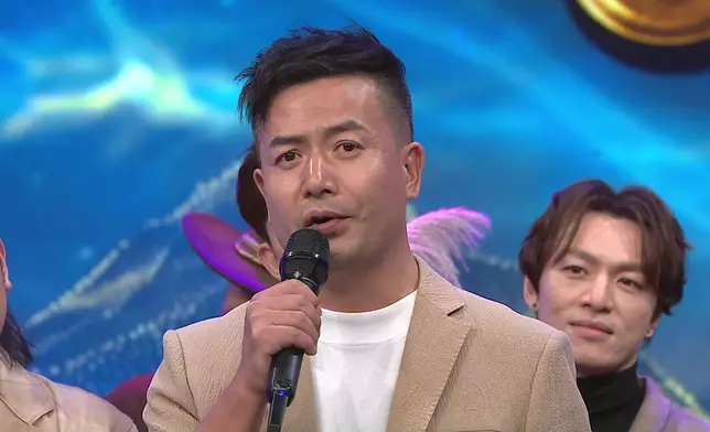 姚兵離開舞台前與隊友們相擁。