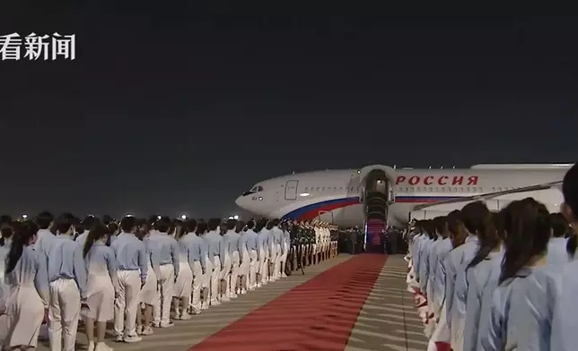 俄羅斯總統普京乘坐專機19日晚上抵達北京首都國際機場。央視直播截圖