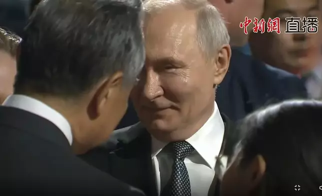 俄羅斯總統普京乘坐專機19日晚上抵達北京首都國際機場，中共中央政治局委員、外交部長王毅親自迎接。中新網直播截圖