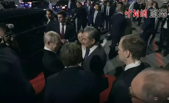 俄羅斯總統普京乘坐專機19日晚上抵達北京首都國際機場，中共中央政治局委員、外交部長王毅親自迎接。中新網直播截圖