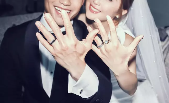 蔡卓妍（阿Sa）上月底宣布與健身教練男友林俊賢（Elvis）閃婚。