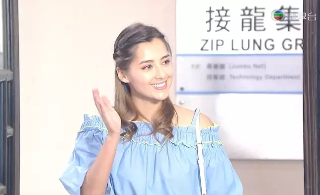 憑處境劇《愛·回家之開心速遞》中「呂冠君」一角成功入屋