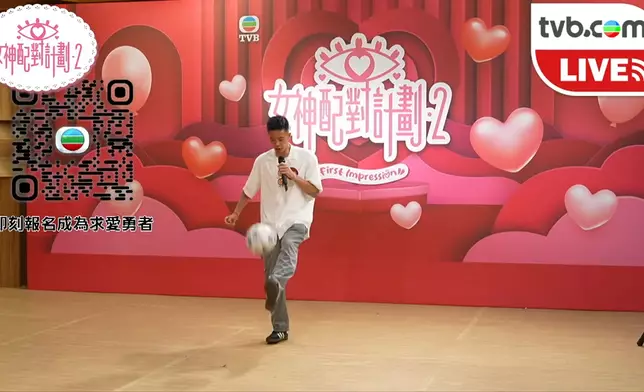 佢表演嘅1分鐘盤球，雖然要邊玩邊回答評審提問，但佢依然完全冇踢過個波落地下，確係勁。