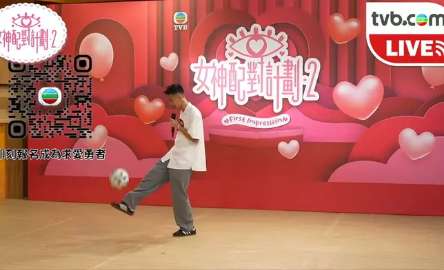 佢表演嘅1分鐘盤球，雖然要邊玩邊回答評審提問，但佢依然完全冇踢過個波落地下，確係勁。