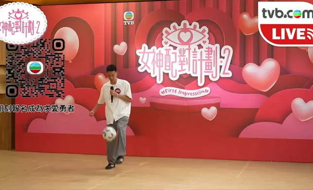 佢表演嘅1分鐘盤球，雖然要邊玩邊回答評審提問，但佢依然完全冇踢過個波落地下，確係勁。