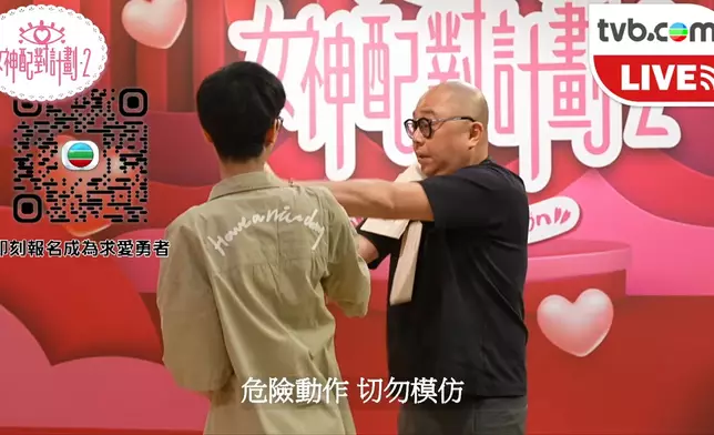 呢吓「破板」搞到成塊柀飛落阿Bob心口，嚇到阿Bob跌一跌，真係好搞笑。