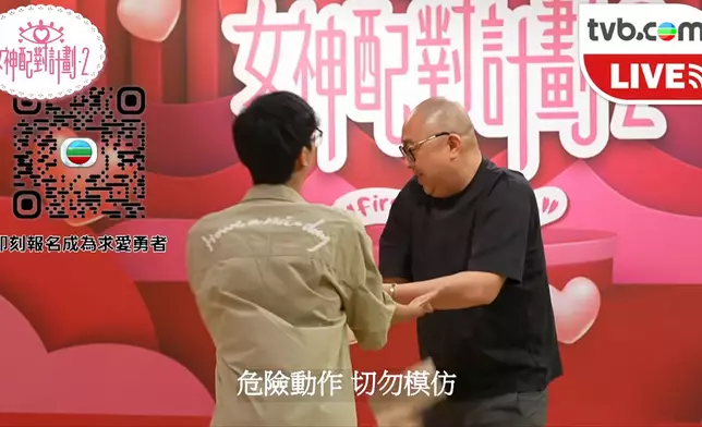 呢吓「破板」搞到成塊柀飛落阿Bob心口，嚇到阿Bob跌一跌，真係好搞笑。